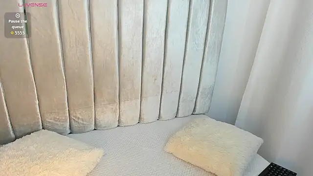 aurora johnson  online show from 02-06-26, 04:17