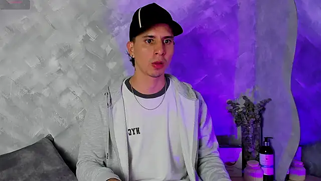 Snapshot of -Bruno-Bs chatting on 10-06-25, 08:39 -Bruno-Bs online show from 10-06-25, 08:39