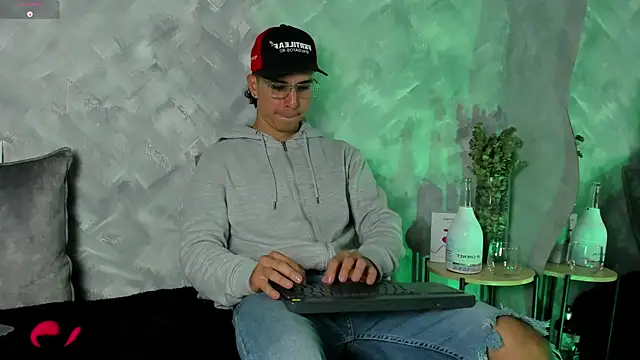 Snapshot of -Bruno-Bs chatting on 10-16-25, 12:22 -Bruno-Bs online show from 10-16-25, 12:22