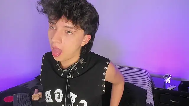 Snapshot of juandaaap chatting on 12-14-25, 05:24 juandaaap online show from 12-14-25, 05:24