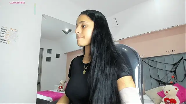 Snapshot of Giselle_Roldan chatting on 10-23-25, 05:18 Giselle Roldan online show from 10-23-25, 05:18