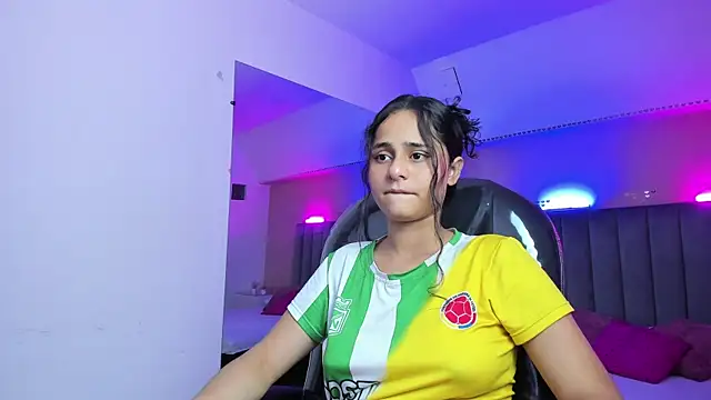Snapshot of Giselle_Roldan chatting on 06-18-26, 02:34 Giselle Roldan online show from 06-18-26, 02:34