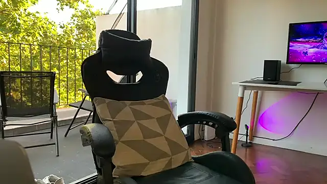 Snapshot of Den_BlueXx chatting on 02-20-25, 10:04 Den BlueXx online show from 02-20-25, 10:04