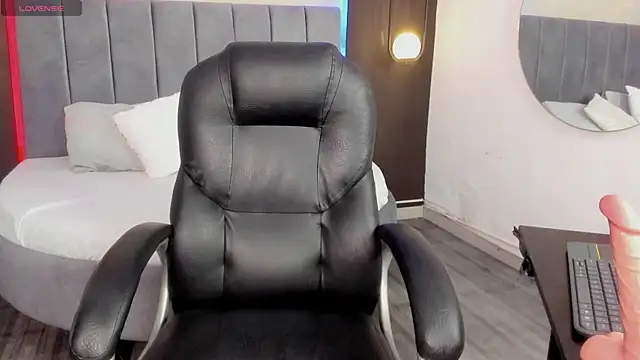 Snapshot of bella_gibson chatting on 02-20-25, 02:35 bella gibson online show from 02-20-25, 02:35