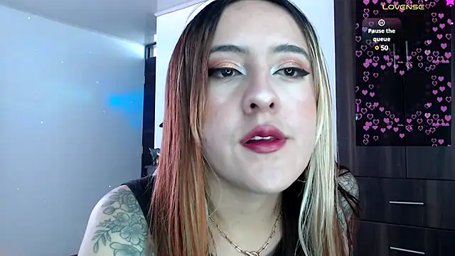 Snapshot of SarahXRusso chatting on 12-21-24, 04:14 SarahXRusso online show from 12-21-24, 04:14