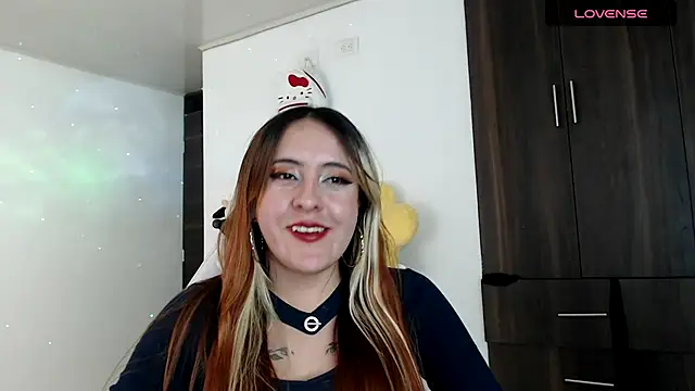 Snapshot of SarahXRusso chatting on 12-23-24, 04:01 SarahXRusso online show from 12-23-24, 04:01