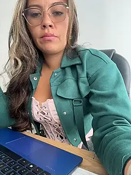 Snapshot of LIZ-06_ chatting on 05-12-26, 01:30 LIZ-06 online show from 05-12-26, 01:30