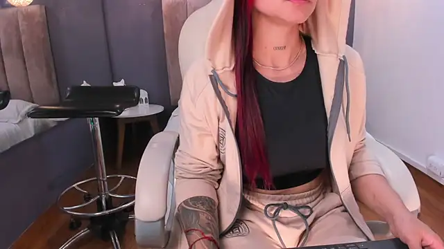 Snapshot of cami_rouxxx_ chatting on 03-06-25, 10:15 cami rouxxx online show from 03-06-25, 10:15