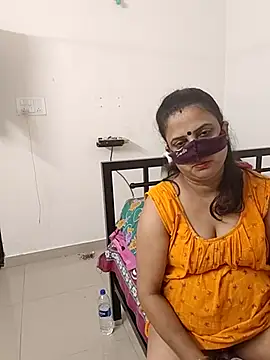 Snapshot of Cute-manisha chatting on 10-15-25, 04:01 Cute-manisha online show from 10-15-25, 04:01