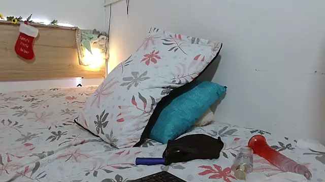 Emyli rousse  online show from 12-17-24, 04:21