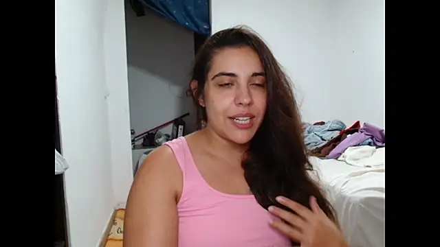 Snapshot of Ursumi1 chatting on 09-16-25, 08:32 Ursumi1 online show from 09-16-25, 08:32