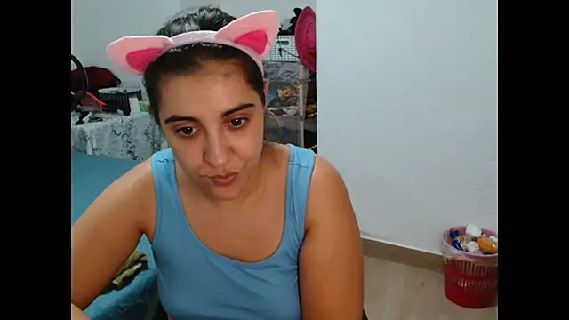 Snapshot of Ursumi1 chatting on 10-23-25, 03:44 Ursumi1 online show from 10-23-25, 03:44