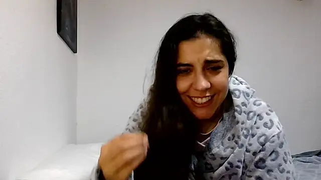 Snapshot of Ursumi1 chatting on 12-14-25, 04:12 Ursumi1 online show from 12-14-25, 04:12