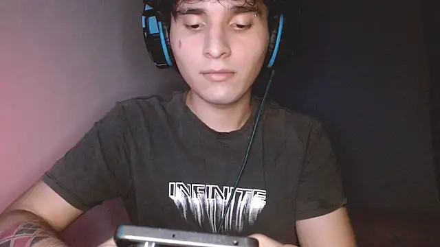 Snapshot of Charley_quin chatting on 10-23-25, 03:39 Charley quin online show from 10-23-25, 03:39