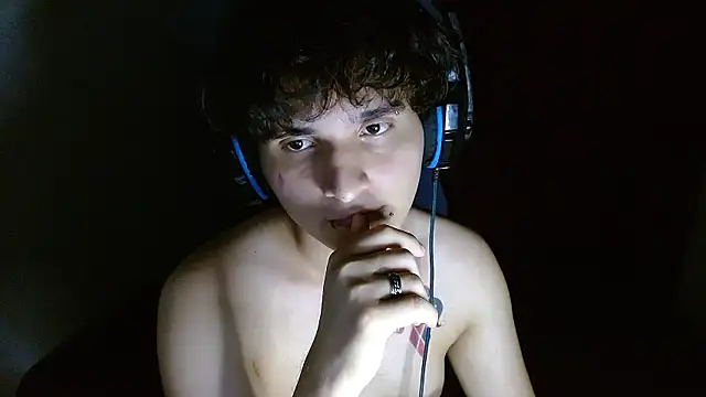 Snapshot of Charley_quin chatting on 05-15-26, 02:07 Charley quin online show from 05-15-26, 02:07
