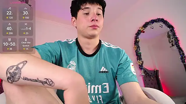 Snapshot of JustinMiller__ chatting on 12-17-24, 07:40 JustinMiller online show from 12-17-24, 07:40