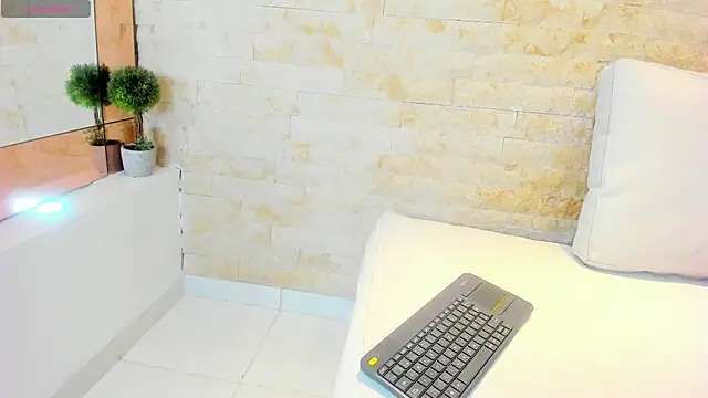 mia roldan  online show from 02-15-25, 07:39