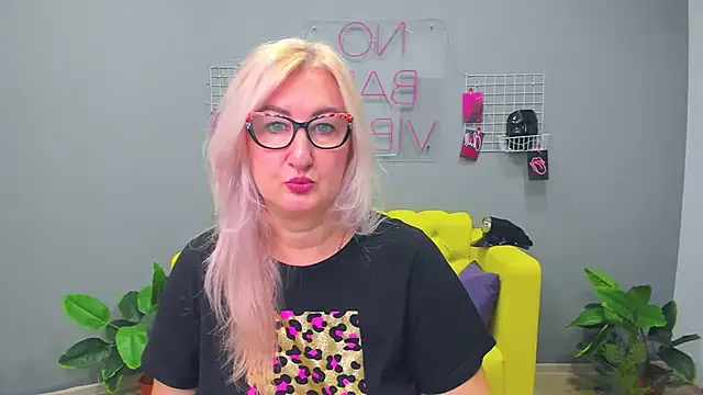 Snapshot of ChristyBrooks chatting on 01-25-25, 12:05 ChristyBrooks online show from 01-25-25, 12:05