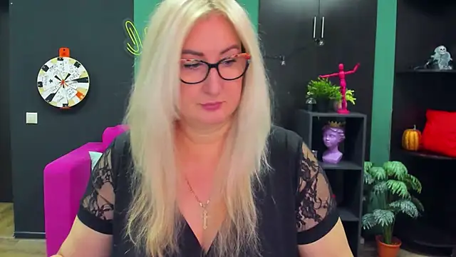 Snapshot of ChristyBrooks chatting on 02-19-25, 12:11 ChristyBrooks online show from 02-19-25, 12:11