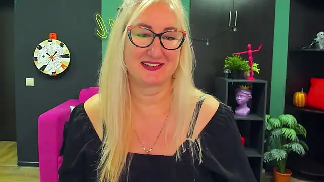 Snapshot of ChristyBrooks chatting on 02-19-25, 06:32 ChristyBrooks online show from 02-19-25, 06:32