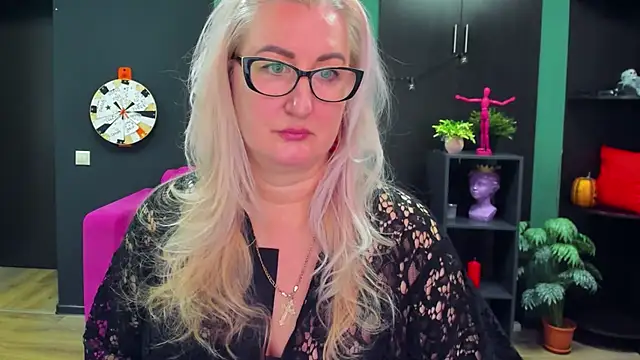 Snapshot of ChristyBrooks chatting on 02-25-25, 07:25 ChristyBrooks online show from 02-25-25, 07:25