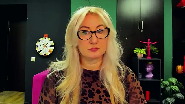 Snapshot of ChristyBrooks chatting on 03-04-25, 01:17 ChristyBrooks online show from 03-04-25, 01:17