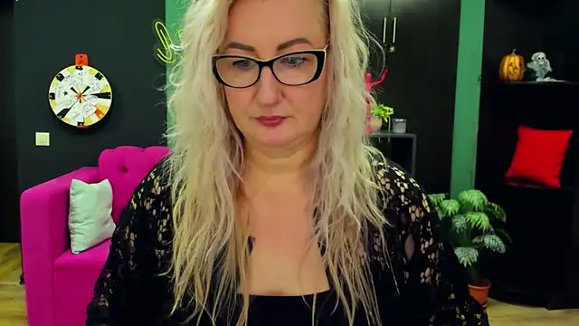 Snapshot of ChristyBrooks chatting on 03-19-25, 12:34 ChristyBrooks online show from 03-19-25, 12:34