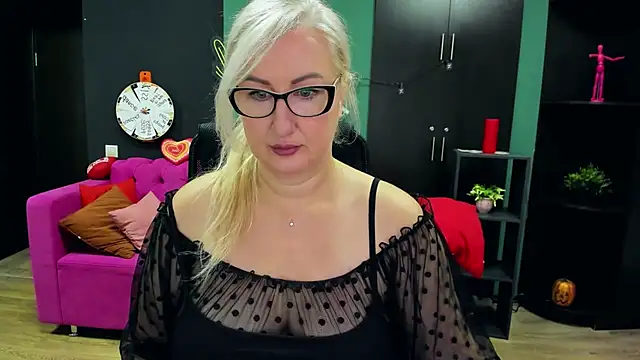 Snapshot of ChristyBrooks chatting on 11-15-25, 07:05 ChristyBrooks online show from 11-15-25, 07:05