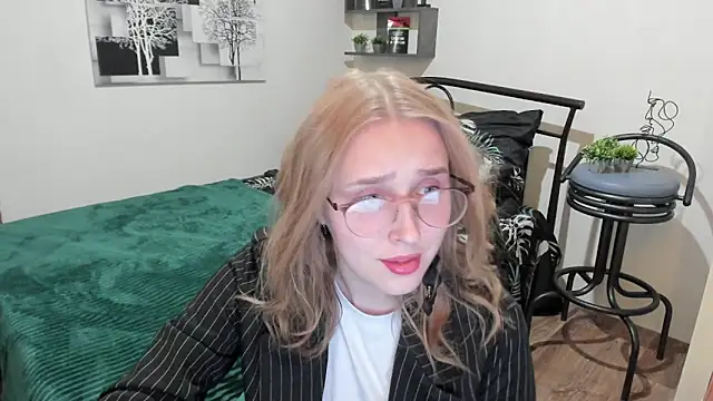 LinaTruly online show from 01-24-25, 08:54