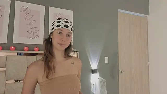 Snapshot of jolie_lov chatting on 10-28-25, 01:03 jolie lov online show from 10-28-25, 01:03