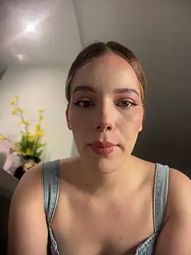 Snapshot of NicoleCut chatting on 06-02-26, 10:45 NicoleCut online show from 06-02-26, 10:45