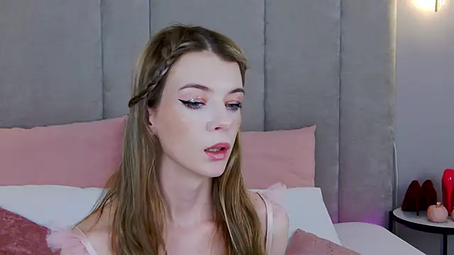 Snapshot of MeganMour chatting on 01-21-25, 10:41 MeganMour online show from 01-21-25, 10:41