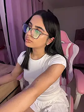 Snapshot of Emily-14 chatting on 06-18-26, 04:24 Emily-14 online show from 06-18-26, 04:24