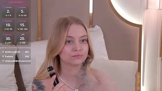 Snapshot of DorisHell chatting on 01-11-25, 12:33 DorisHell online show from 01-11-25, 12:33