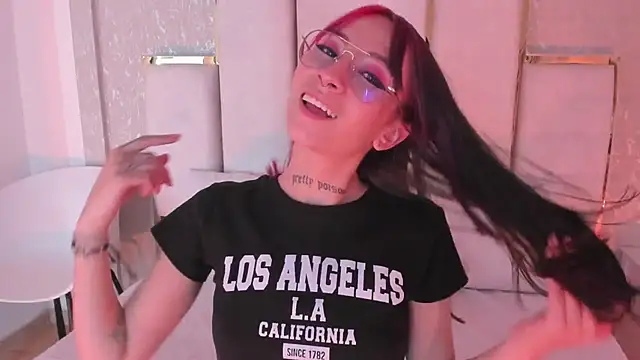 Snapshot of Michell_Wallker chatting on 01-10-25, 06:28 Michell Wallker online show from 01-10-25, 06:28