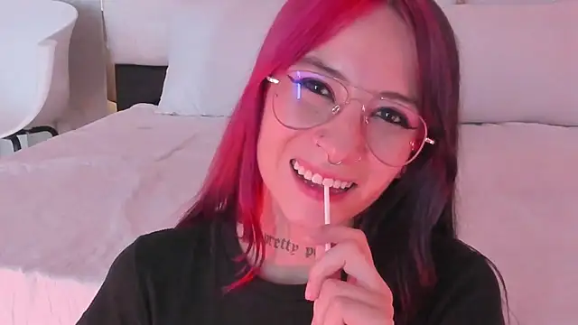 Snapshot of Michell_Wallker chatting on 01-10-25, 09:31 Michell Wallker online show from 01-10-25, 09:31