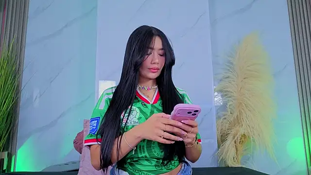 Snapshot of Chlooee__ chatting on 06-25-26, 02:11 Chlooee online show from 06-25-26, 02:11