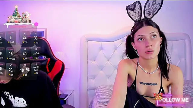 Snapshot of sett_and_gwen chatting on 12-14-24, 11:01 sett and gwen online show from 12-14-24, 11:01