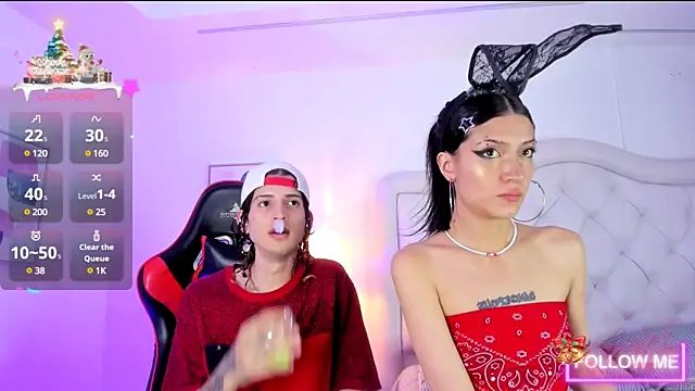 Snapshot of sett_and_gwen chatting on 12-18-24, 11:30 sett and gwen online show from 12-18-24, 11:30