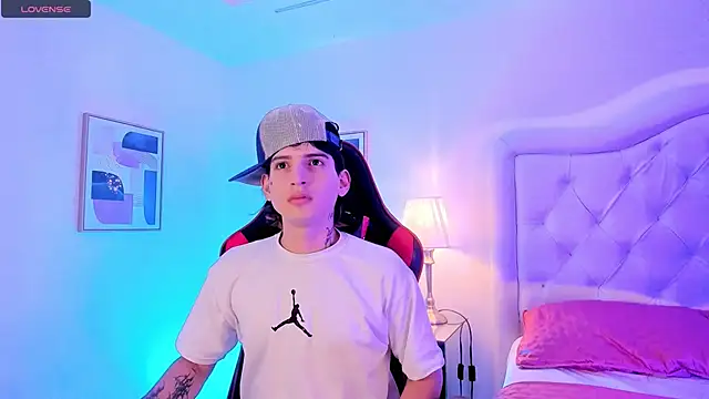 Snapshot of sett_and_gwen chatting on 02-23-25, 11:04 sett and gwen online show from 02-23-25, 11:04