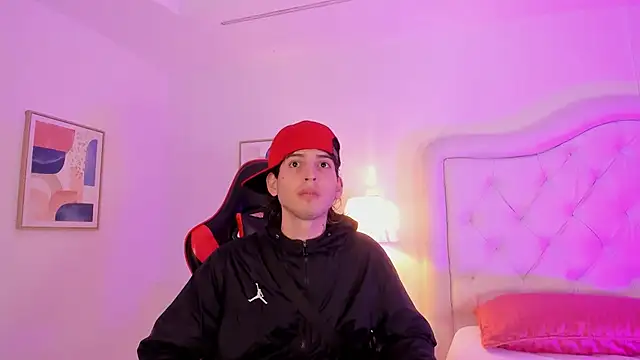 Snapshot of sett_and_gwen chatting on 03-21-25, 03:55 sett and gwen online show from 03-21-25, 03:55