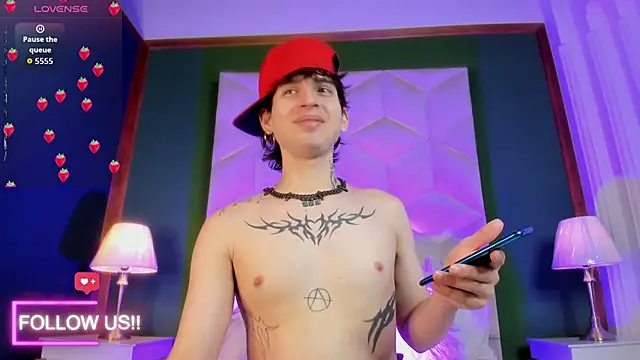 Snapshot of sett_and_gwen chatting on 10-18-25, 04:04 sett and gwen online show from 10-18-25, 04:04