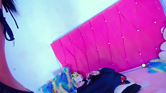 Snapshot of Theylor_Rouse chatting on 10-25-25, 07:27 Theylor Rouse online show from 10-25-25, 07:27