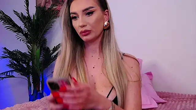 Snapshot of FelyJolie chatting on 12-17-24, 03:39 FelyJolie online show from 12-17-24, 03:39