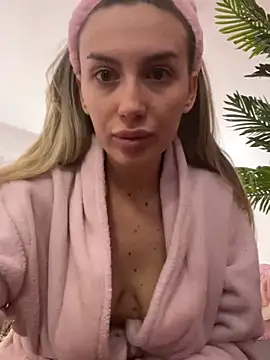 Snapshot of FelyJolie chatting on 01-19-25, 10:17 FelyJolie online show from 01-19-25, 10:17