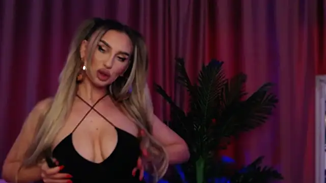 Snapshot of FelyJolie chatting on 01-21-25, 11:56 FelyJolie online show from 01-21-25, 11:56