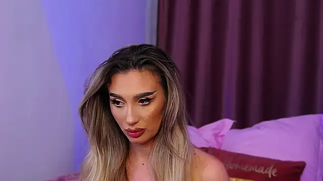 Snapshot of FelyJolie chatting on 01-22-25, 03:18 FelyJolie online show from 01-22-25, 03:18