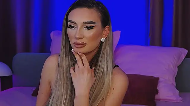 Snapshot of FelyJolie chatting on 02-21-25, 04:37 FelyJolie online show from 02-21-25, 04:37