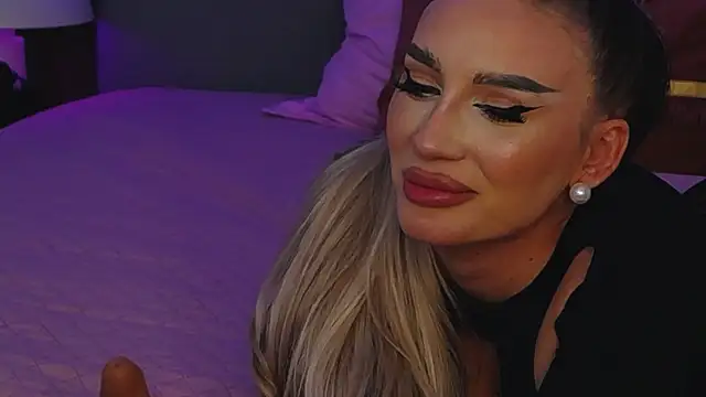 Snapshot of FelyJolie chatting on 02-23-25, 04:46 FelyJolie online show from 02-23-25, 04:46