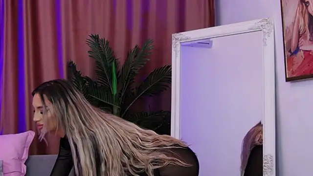 Snapshot of FelyJolie chatting on 03-18-25, 03:53 FelyJolie online show from 03-18-25, 03:53